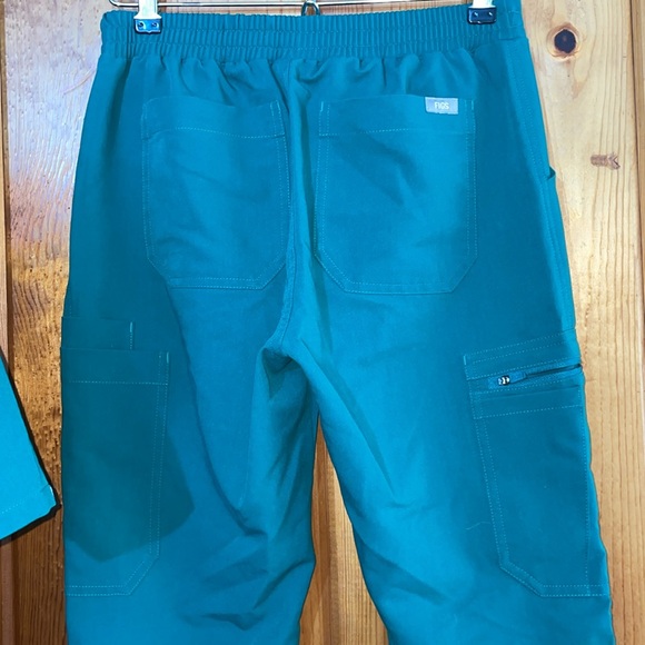 Hunter green fig Scrub Set Catarina top and Livingston pants limited edition - Picture 9 of 13